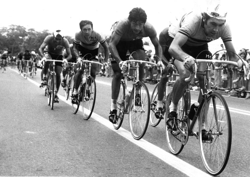 Montreal, 25 agosto 1974: Merckx, che qui conduce il gruppo davanti a un giovane Francesco Moser, si aggiudica il terzo Mondiale da professionista (Effelle)